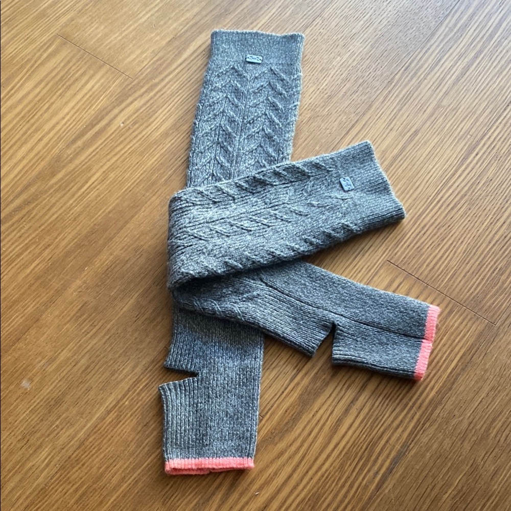 Under Armour Women Gray Knit Leg Warmers with Pink Trim